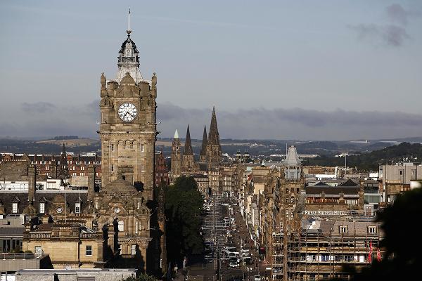 Preço por uma noite: US$10,40 (R$34) no The Hostel. O que fazer: visite os mais de 70 hectares de vegetação Jardim Botânico Real de Edimburgo e a Catedral histórica de St. Giles.