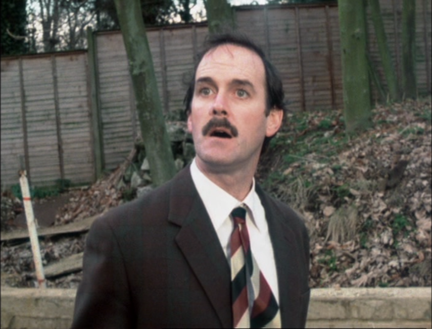 Basil Fawlty, um dos personagens de Fawlty Towers, foi inspirado no dono de hotel da vida real Donald Sinclair. John Cleese, que criou a série com uma então esposa, Connie Booth, descreveu Sinclair como “o homem mais brilhantemente rude que já conheci”.