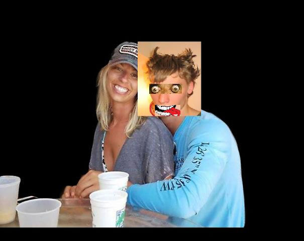 Casal pede Photoshop de homem sem camisa e vira meme