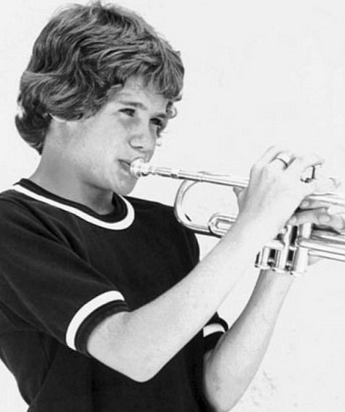 O baixista do Red Hot Chili Peppers durante o período escolar.
