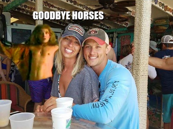 Casal pede Photoshop de homem sem camisa e vira meme