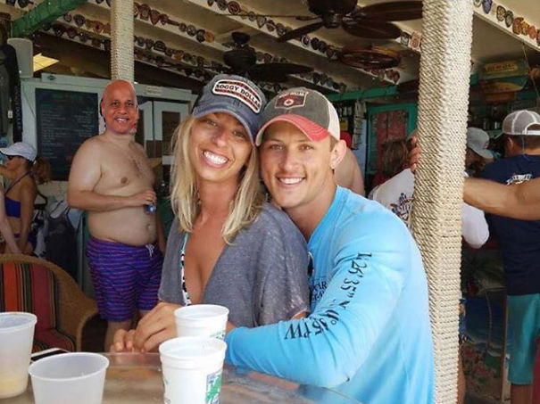 Casal pede Photoshop de homem sem camisa e vira meme