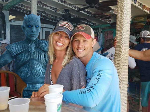 Casal pede Photoshop de homem sem camisa e vira meme