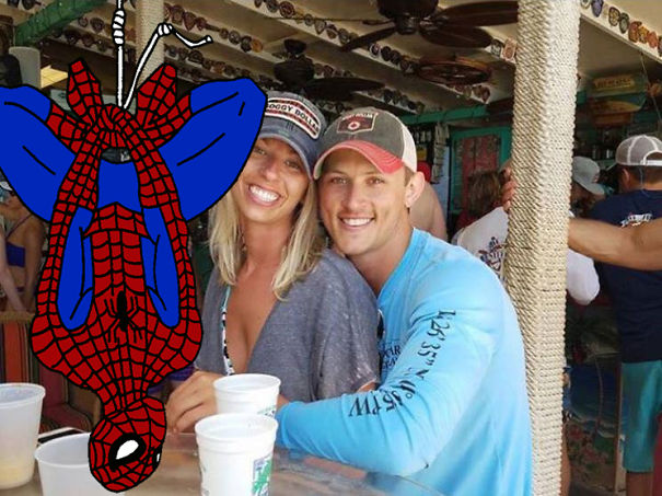 Casal pede Photoshop de homem sem camisa e vira meme