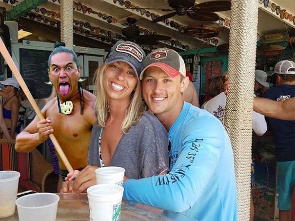 Casal pede Photoshop de homem sem camisa e vira meme