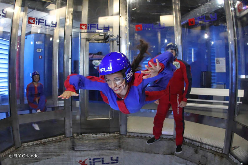 iFly Orlando Indoor Skydiving é uma nova atração próxima ao WonderWorks na International Drive. Nela, os visitantes entram em túneis de vidro que simulam voos de paraquedistas em ação.