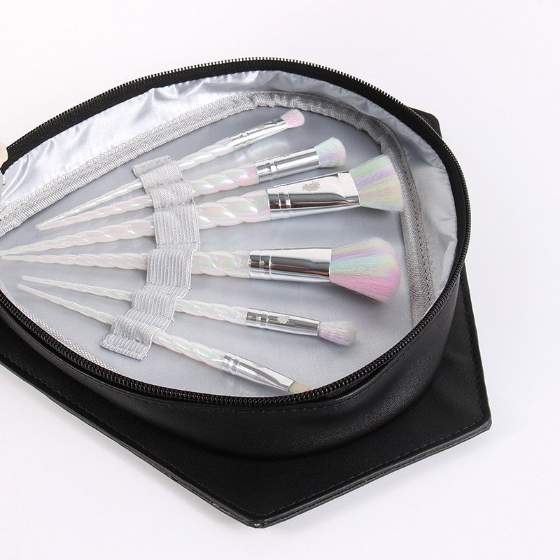 A Unicorn Lashes faz pincéis de maquiagem inspirados no mundo mágico das sereias e dos unicórnios