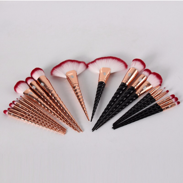 A Unicorn Lashes faz pincéis de maquiagem inspirados no mundo mágico das sereias e dos unicórnios