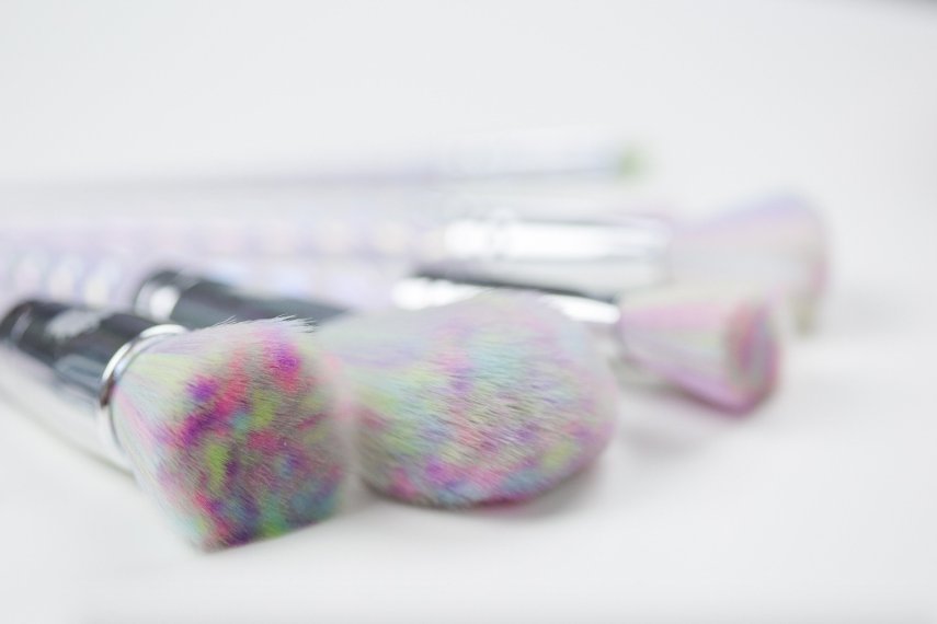 A Unicorn Lashes faz pincéis de maquiagem inspirados no mundo mágico das sereias e dos unicórnios