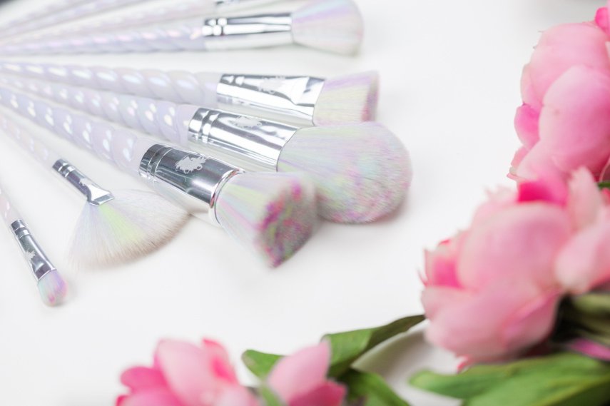 A Unicorn Lashes faz pincéis de maquiagem inspirados no mundo mágico das sereias e dos unicórnios