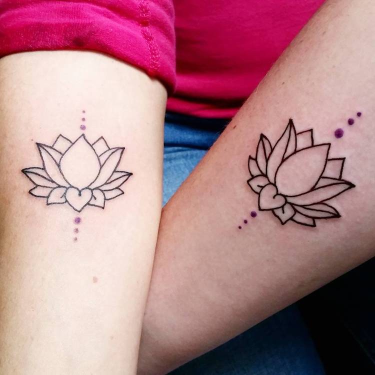 Tatuagens de mãe e filha celebram vínculo especial de toda a vida