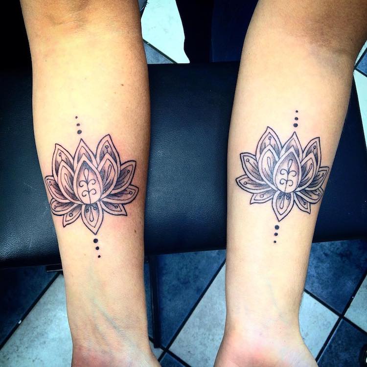 Tatuagens de mãe e filha celebram vínculo especial de toda a vida