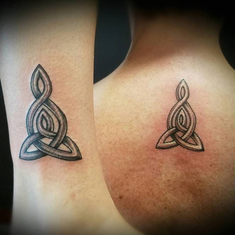 Tatuagens de mãe e filha celebram vínculo especial de toda a vida