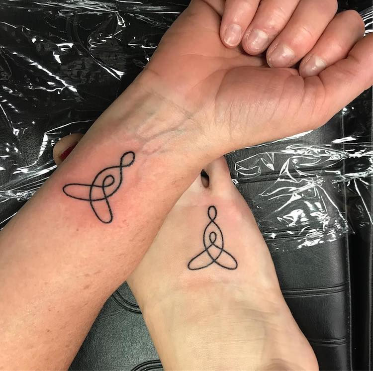 Tatuagens de mãe e filha celebram vínculo especial de toda a vida