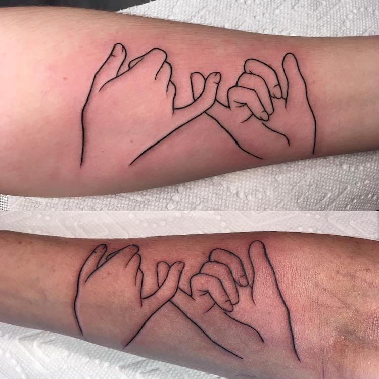 Tatuagens de mãe e filha celebram vínculo especial de toda a vida