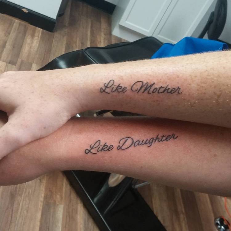 Tatuagens de mãe e filha celebram vínculo especial de toda a vida