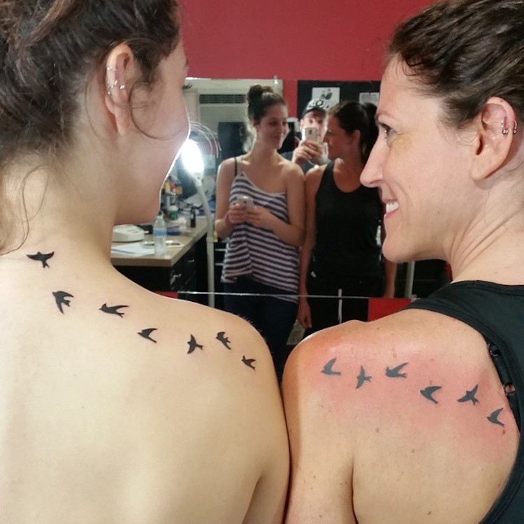 Tatuagens de mãe e filha celebram vínculo especial de toda a vida