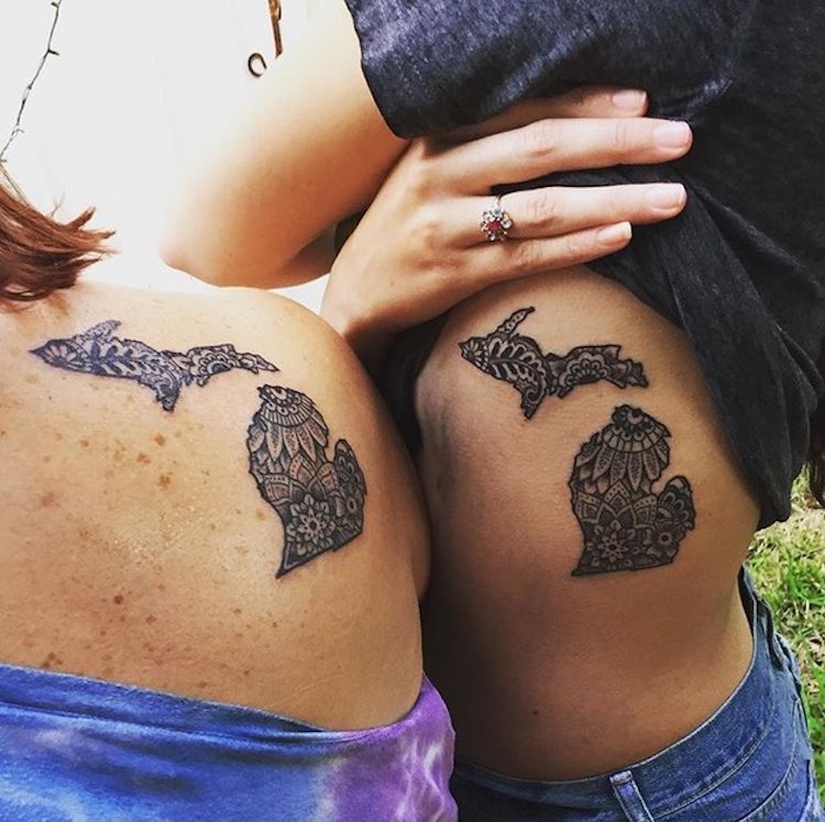 Tatuagens de mãe e filha celebram vínculo especial de toda a vida