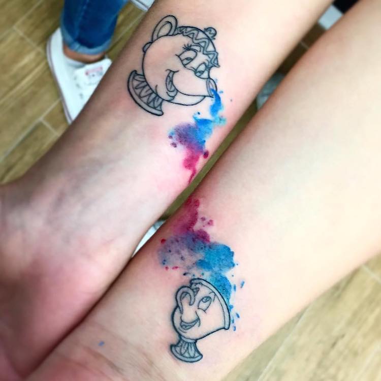 Tatuagens de mãe e filha celebram vínculo especial de toda a vida