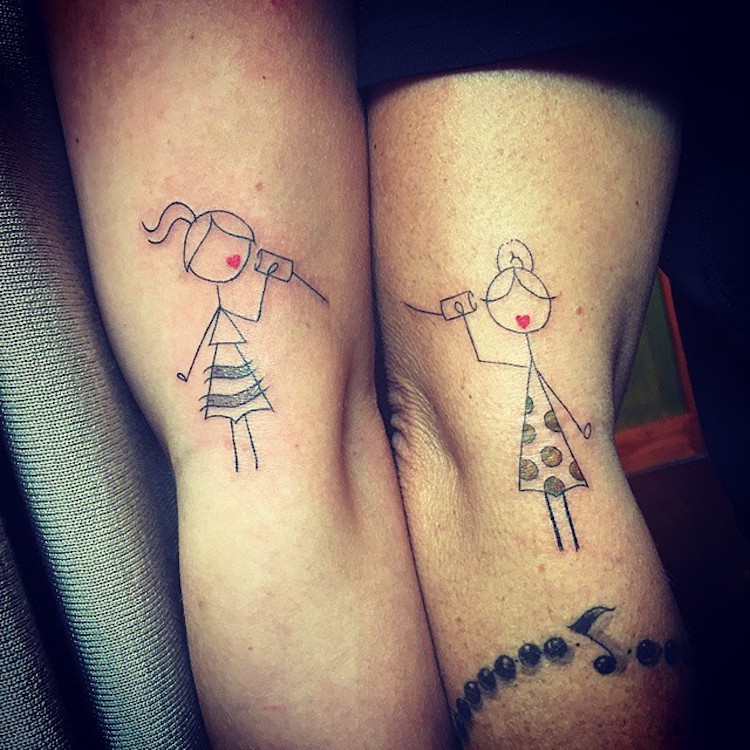 Tatuagens de mãe e filha celebram vínculo especial de toda a vida