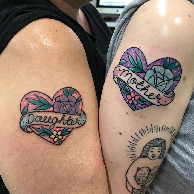 Tatuagens de mãe e filha celebram vínculo especial de toda a vida