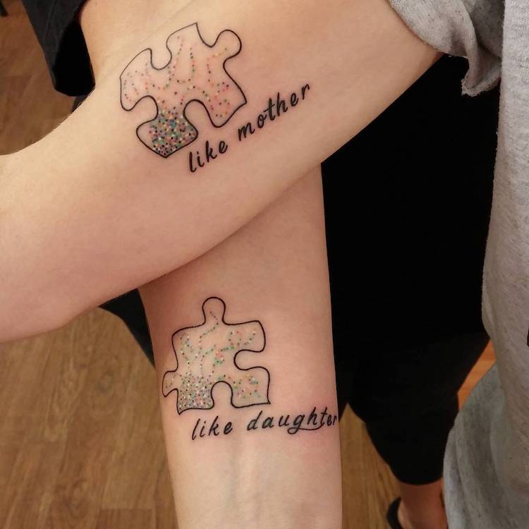 Tatuagens de mãe e filha celebram vínculo especial de toda a vida