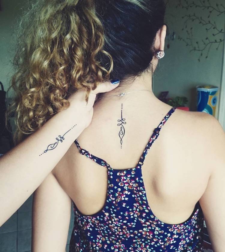 Tatuagens de mãe e filha celebram vínculo especial de toda a vida