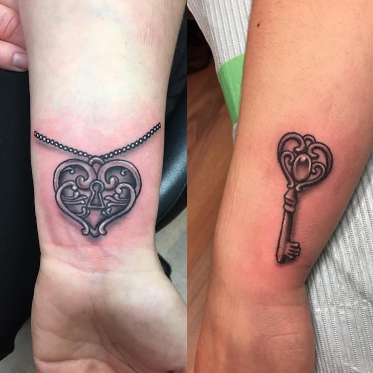 Tatuagens de mãe e filha celebram vínculo especial de toda a vida