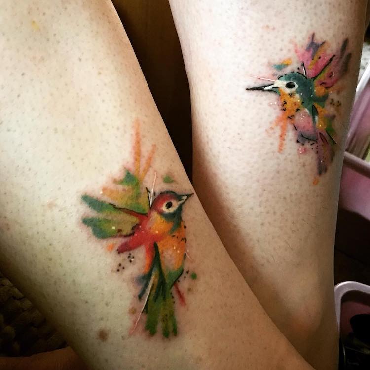 Tatuagens de mãe e filha celebram vínculo especial de toda a vida