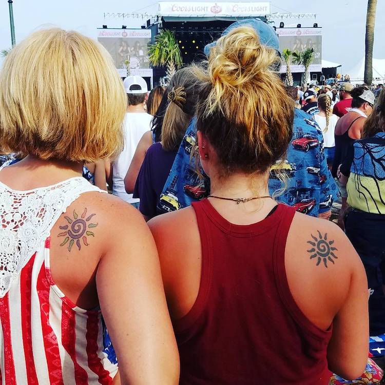 Tatuagens de mãe e filha celebram vínculo especial de toda a vida