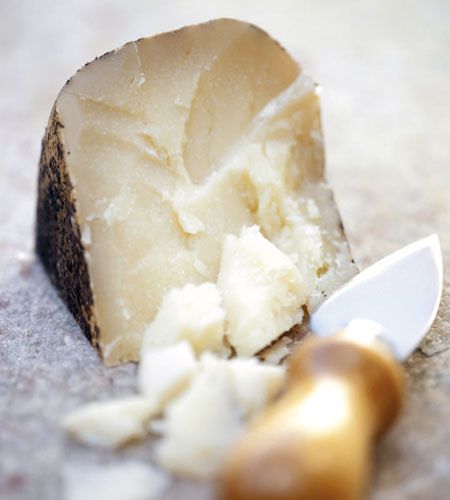 Esse tipo contém quimosina, uma enzima retirada do estômago do bezerro que, quando adicionado ao leite, produz a primeira etapa de formação do queijo, a coagulação.