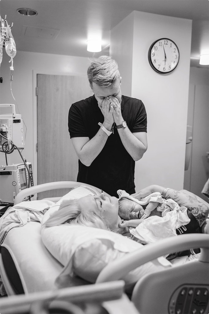 Fotos poderosas de pais na sala de parto vão fazer você se emocionar