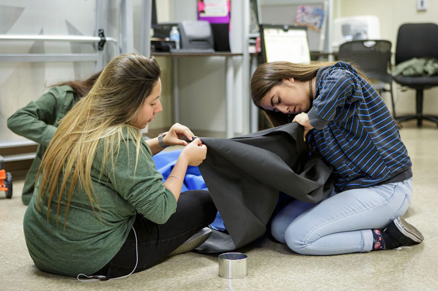 Garotas desenvolvem barraca inteligente para moradores de rua