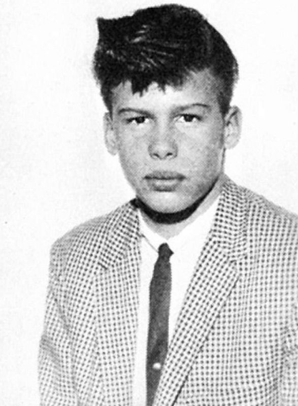 Líder do Aerosmith em foto do álbum de formatura.