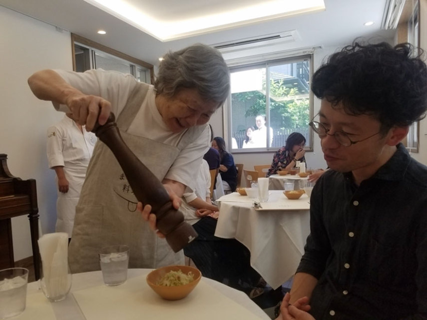 The Restaurant of Order Mistakes (algo como Restaurante dos Pedidos Errados), em Tóquio, surgiu com a missão de empregar garçons que sofram de demência, doença mental que pode causar alterações de memória, desorientação em relação ao tempo e ao espaço, entre muitos outros fatores