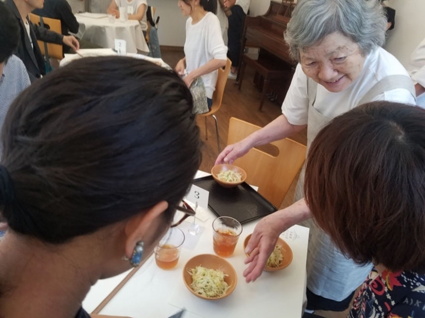 The Restaurant of Order Mistakes (algo como Restaurante dos Pedidos Errados), em Tóquio, surgiu com a missão de empregar garçons que sofram de demência, doença mental que pode causar alterações de memória, desorientação em relação ao tempo e ao espaço, entre muitos outros fatores