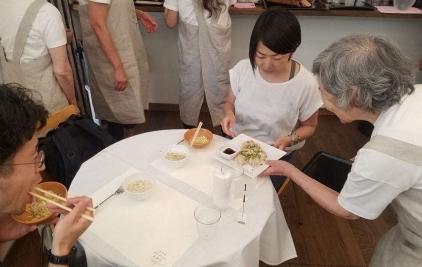 The Restaurant of Order Mistakes (algo como Restaurante dos Pedidos Errados), em Tóquio, surgiu com a missão de empregar garçons que sofram de demência, doença mental que pode causar alterações de memória, desorientação em relação ao tempo e ao espaço, entre muitos outros fatores