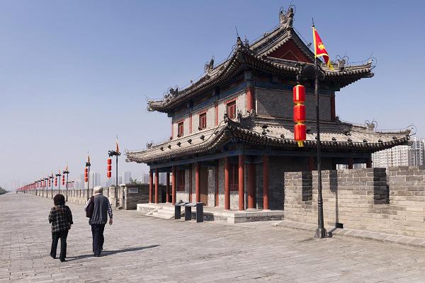 Preço por uma noite: US$ 1,31 (R$ 1,30) na Han Tang House. O que fazer: veja os guerreiros de terracota de Xian e suas armas de bronze. A coleção de esculturas foi declarada patrimônio da humanidade em 1987 pela UNESCO. Visite o Big Wild Goose Pagoda, considerado um dos primeiros arranha-céu do mundo.