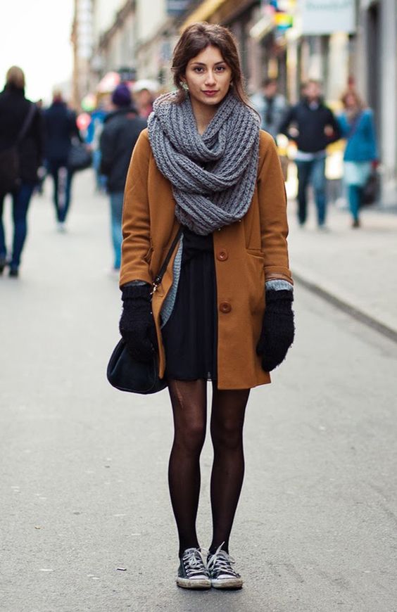 Soltinho, elaborado, desleixado... Lenços e cachecóis não só deixam o look estiloso, como nos protegem do frio intenso. Vem ver maneiras diferentes de apostar no acessório!