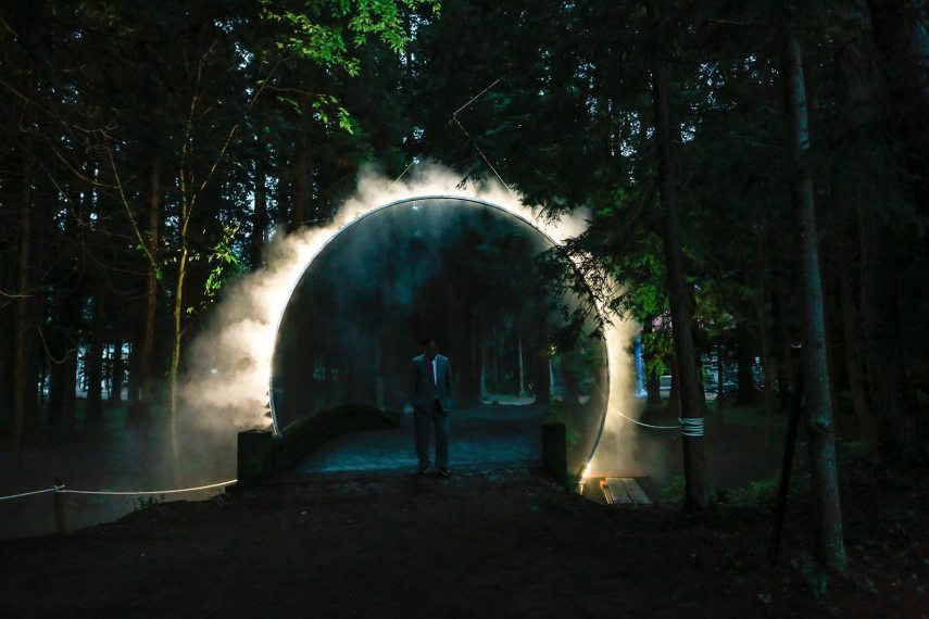 Arco à entrada de templo budista lembra passagem para outro mundo