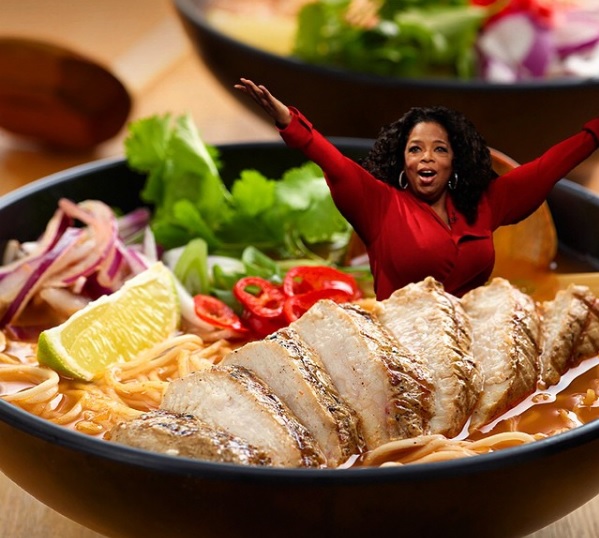 O perfil @celebrities_in_ramen está photoshopando celebridades dentro de bowls de lámen, aquele prato oriental feito com macarrão, caldo quente, legumes e carnes.