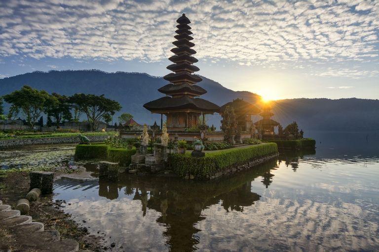 O site de viagens Travel + Leisure fez uma pesquisa sobre as 10 melhores ilhas do planeta entre seus leitores. As escolhas foram feitas considerando avaliações positivas de turistas, atividades oferecidas em pontos turísticos, atrações naturais gratuitas, limpeza das praias, comida, simpatia dos moradores locais e funcionários, e o valor total dos pacotes. 