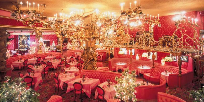 O Madonna Inn possui 110 quartos com decoração cafona e espalhafatosa.