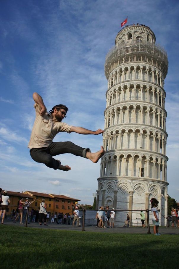 A Torre de Pisa é um dos cartões postais mais famosos do mundo. Ninguém consegue passar pelo monumento histórico sem tirar uma foto em perspectiva interagindo com o edifício torto.