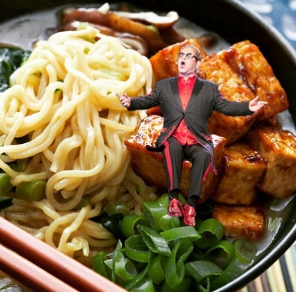 O perfil @celebrities_in_ramen está photoshopando celebridades dentro de bowls de lámen, aquele prato oriental feito com macarrão, caldo quente, legumes e carnes.