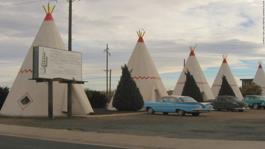 O Wigwam Village Motel é um hotel composto por seis tendas no estilo indígena localizado no meio do deserto do Arizona. A 