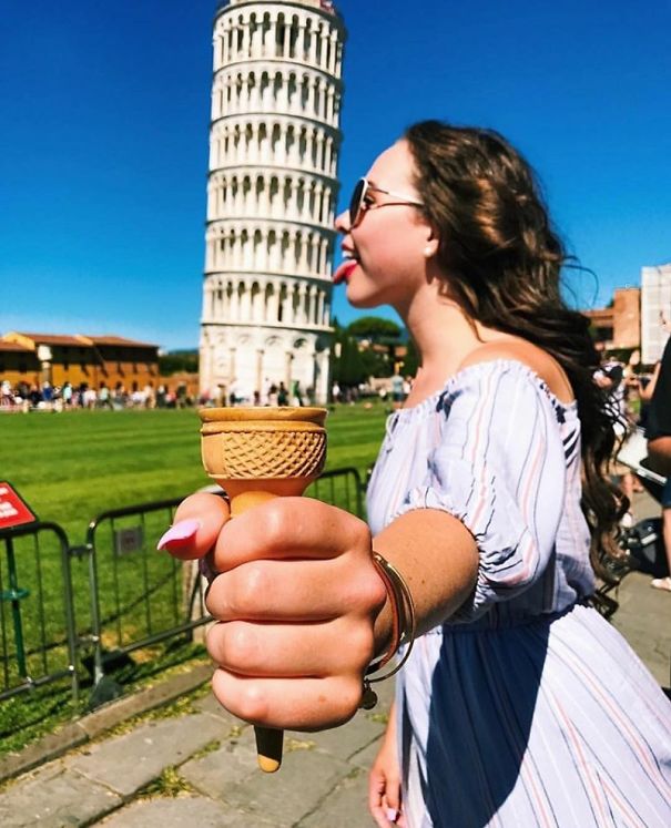 A Torre de Pisa é um dos cartões postais mais famosos do mundo. Ninguém consegue passar pelo monumento histórico sem tirar uma foto em perspectiva interagindo com o edifício torto.