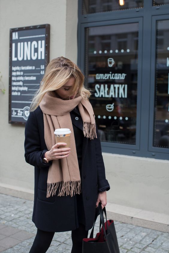 Soltinho, elaborado, desleixado... Lenços e cachecóis não só deixam o look estiloso, como nos protegem do frio intenso. Vem ver maneiras diferentes de apostar no acessório!