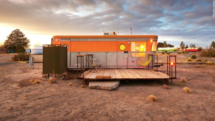 O El Cosmico está localizado em um enorme terreno a mais de mil metros de altitude. As acomodações ficam em trailers vintage reformados.