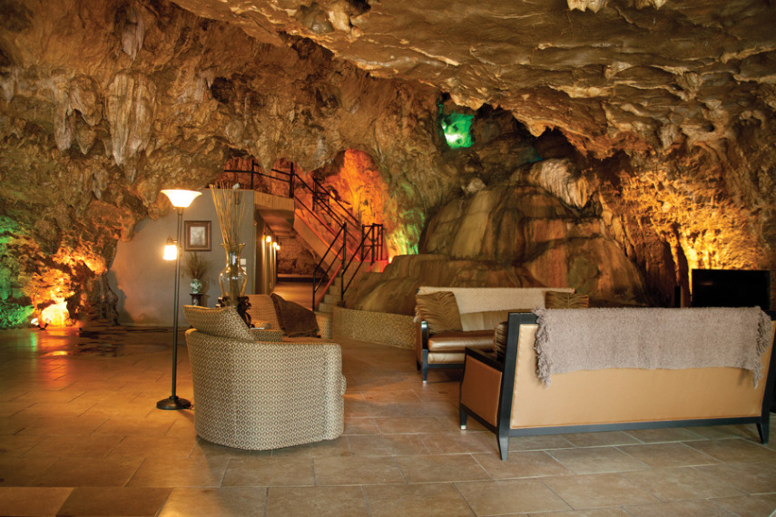Os hóspedes do Beckham Creek Cave Lodge podem experienciar um dia de 'Flintstones' nessa verdadeira caverna. O hotel possui tetos cavernosos, paredes de pedra e uma cachoeira natural no centro da sala principal.
